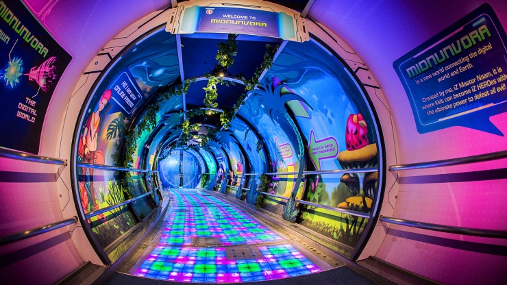 Foto wide shot Start of Lit Informative Tunnel di Science Centre Singapore