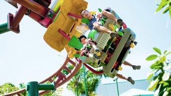 Pengunjung di atas roller coaster di Universal Studios Singapore