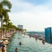 Kolam renang infinity Marina Bay Sands SkyPark menghadap cakrawala Singapura pada siang hari.