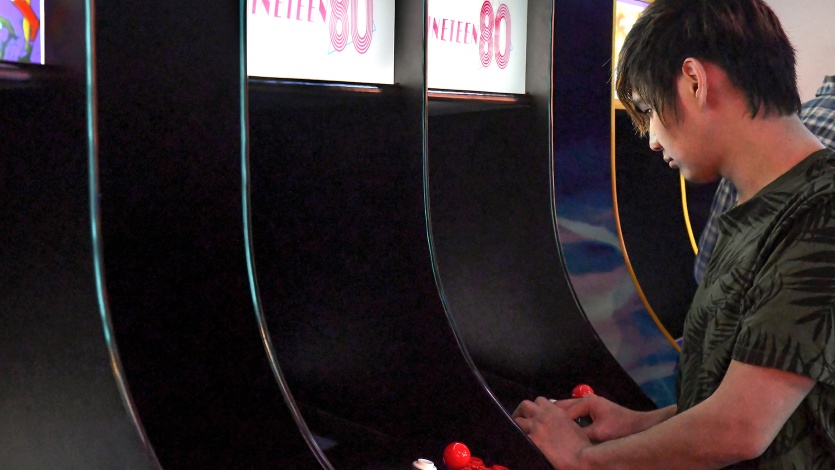 Xian di depan mesin arcade