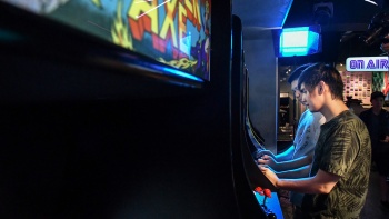 Xian memainkan mesin arcade di NINETEEN80