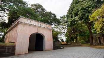 Eksterior gerbang benteng di Fort Canning