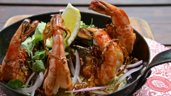 Sajian unggulan dalam menu Artichoke – Hot Skillet Prawn