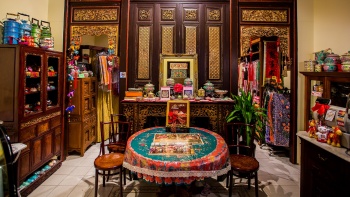 Barang-barang antik, perabot, dan porselen khas Peranakan di Rumah Bebe