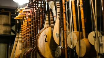 Peralatan Opera Tiongkok Tradisional di Toko Budaya Tionghoa Eng Tiang Huat.