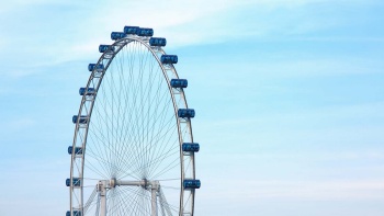 Panorama Singapore Flyer di tengah hari. 