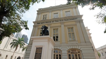 Pemandangan The Arts House di Old Parliament dari bawah