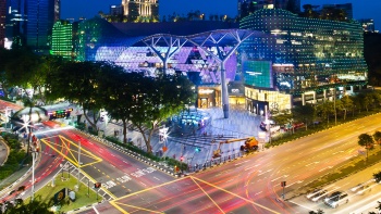 Pemandangan malam ION Orchard dan persimpangan jalan di luarnya.