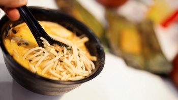 Foto jarak dekat semangkuk laksa dari 328 Katong Laksa