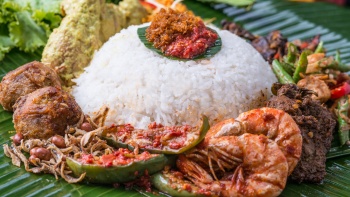 Nasi dengan campuran lauk pauk dari Hjh Maimunah 