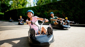 Pengunjung bermain go kart di Skyline Luge Sentosa