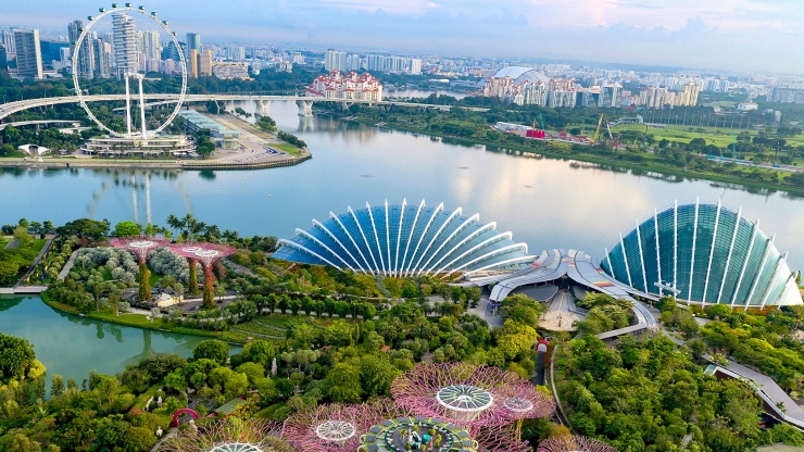 Bidikan drone panorama Gardens by the Bay dan Singapore Flyer