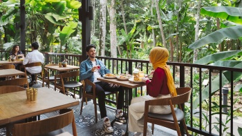 Pasangan asal Timur Tengah menikmati santapan kuliner di The Haliah Restaurant