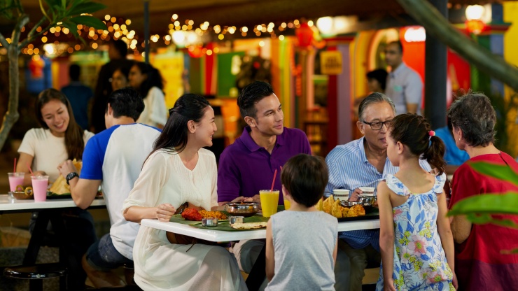 Keluarga bersantap malam dengan piring perak di restoran dekat Tan Teng Niah, Little India.