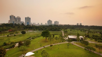 Pemandangan padang rumput hijau di Bishan-Ang Mo Kio Park