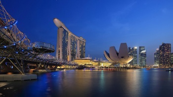 Pemandangan malam Marina Bay Sands, ArtScience Museum, dan Helix Bridge