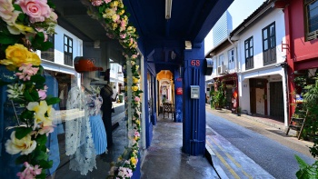 Jalan five foot way di sepanjang Bras Basah. Bugis