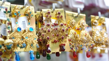 Anting-anting dengan motif rumit dalam etalase