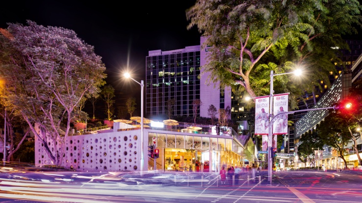 Pemandangan fasad luar toko Design Orchard di malam hari.