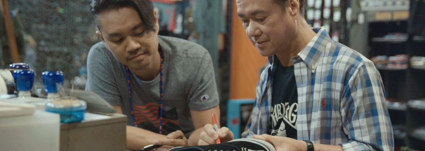 SBTG Mark Ong dengan sepatu sneaker kustom buatannya di National Gallery