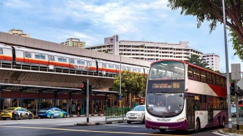 Foto MRT, bus, dan taksi pada pagi hari