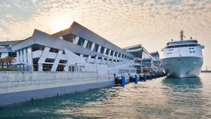 Ambil sejumlah foto dari panorama pusat kota yang mengagumkan atau desain nan apik dari arsitektur pelabuhan wisata tersebut.