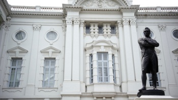 Patung Sir Stamford Raffles di depan Victoria Theatre