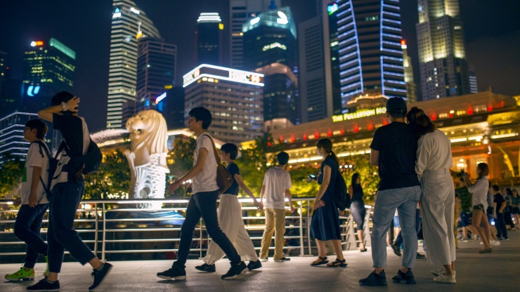 Pasangan mengagumi Merlion