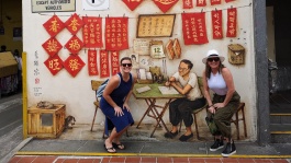 Mural Letter Writer karya Yip Yew Chong (dengan 2 wisatawan sedang berpose)