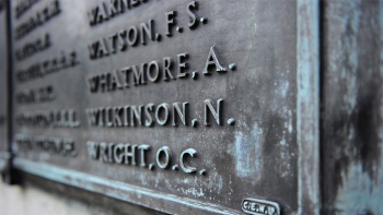 Deretan nama tentara yang turut berperang selama masa perang ditorehkan pada The Cenotaph