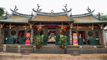 Jemaat membunyikan bel di Thian Hock Keng Temple