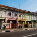 Rumah toko warisan Singapura nan penuh warna di sepanjang Koon Seng Road