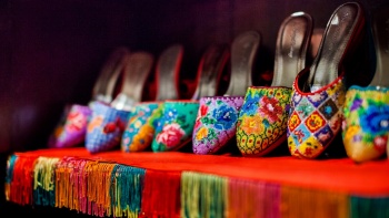 Tampilan sandal Peranakan bermanik-manik yang penuh warna