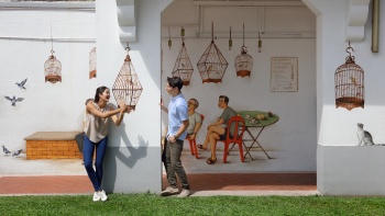 Pasangan muda di mural dinding sangkar burung di sepanjang Seng Poh Road, Tiong Bahru.