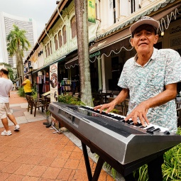 カンポン・グラムでキーボードを演奏する大道芸人