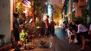 ゴーイング・オムの屋外で聴衆を前に演奏する、ストリートミュージシャン