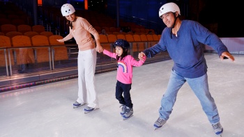 クルーズ船上でアイス・スケートを楽しむ3人家族