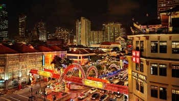 旧正月の飾りに彩られたチャイナタウンの交差点の空撮写真