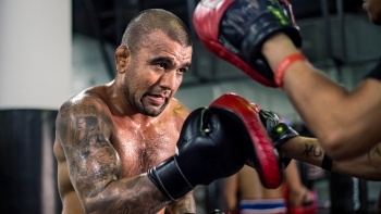 UFCファイト・ナイト・シンガポールで試合をするMMAファイターのクローズアップ写真