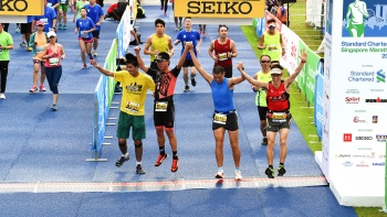 スタンダード・チャータード・シンガポール・マラソンのゴールラインに立つ4人の勝者