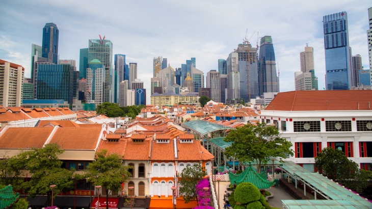 シンガポールのチャイナタウンの古いショップハウス、背景にはそびえ立つ高層ビル群