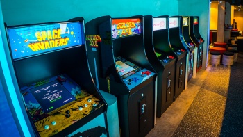 バー&ディスコのレトロなナインティーン80の店内に並ぶアーケードゲーム機