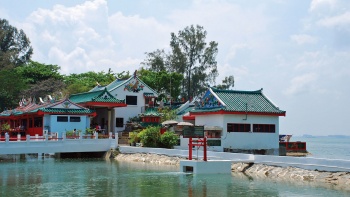 クス島の静謐な中国寺院