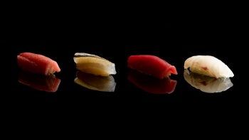 築地魚市場から空輸された新鮮な魚介類を使用した「小康和」の寿司