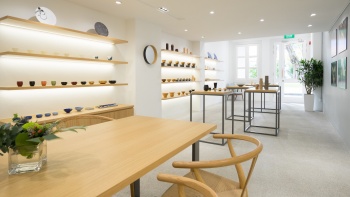 ダクストン・ヒルにあるHULS Gallery Singaporeで展示されている陶器と漆器