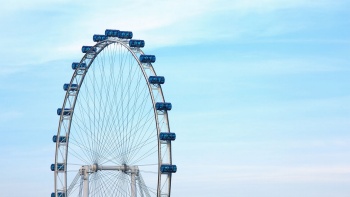 青空を背景にしたシンガポール・フライヤーの上半分