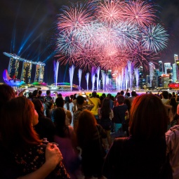 シンガポールのスカイラインを背景に広がる打ち上げ花火