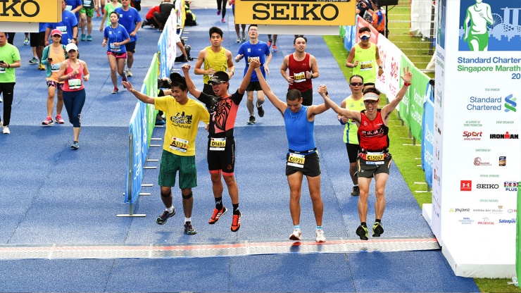 ゴールラインを超えるランナーたち