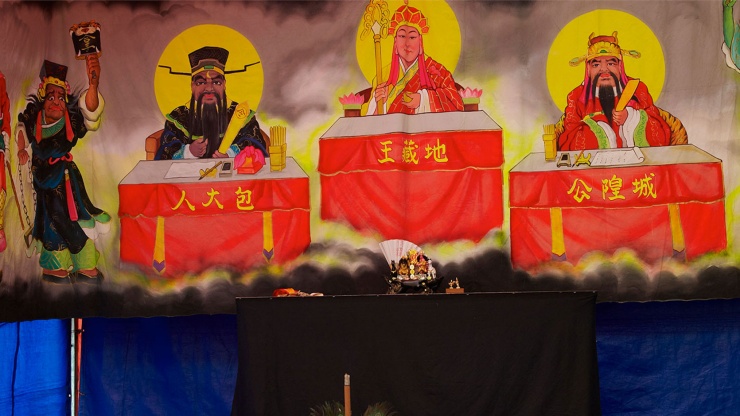 仏教や道教の神々が描かれた幕。