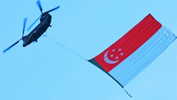 シンガポールの国旗を掲げるシンガポール共和国空軍のヘリコプター